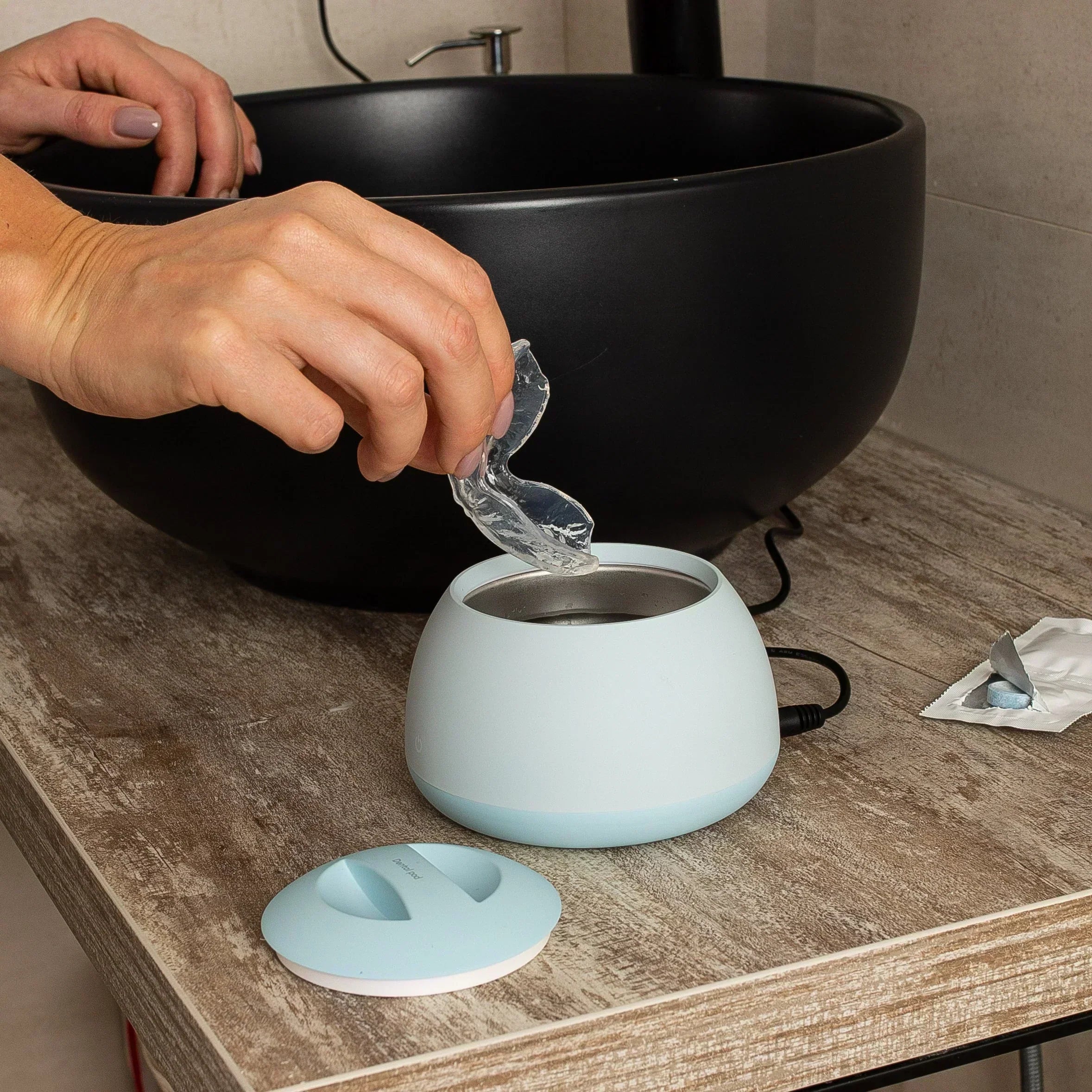 Les dentistes recommandent-ils d’utiliser un nettoyeur à ultrasons pour ma gouttière nocturne ? (2025) - Dr Shiva Soleimani