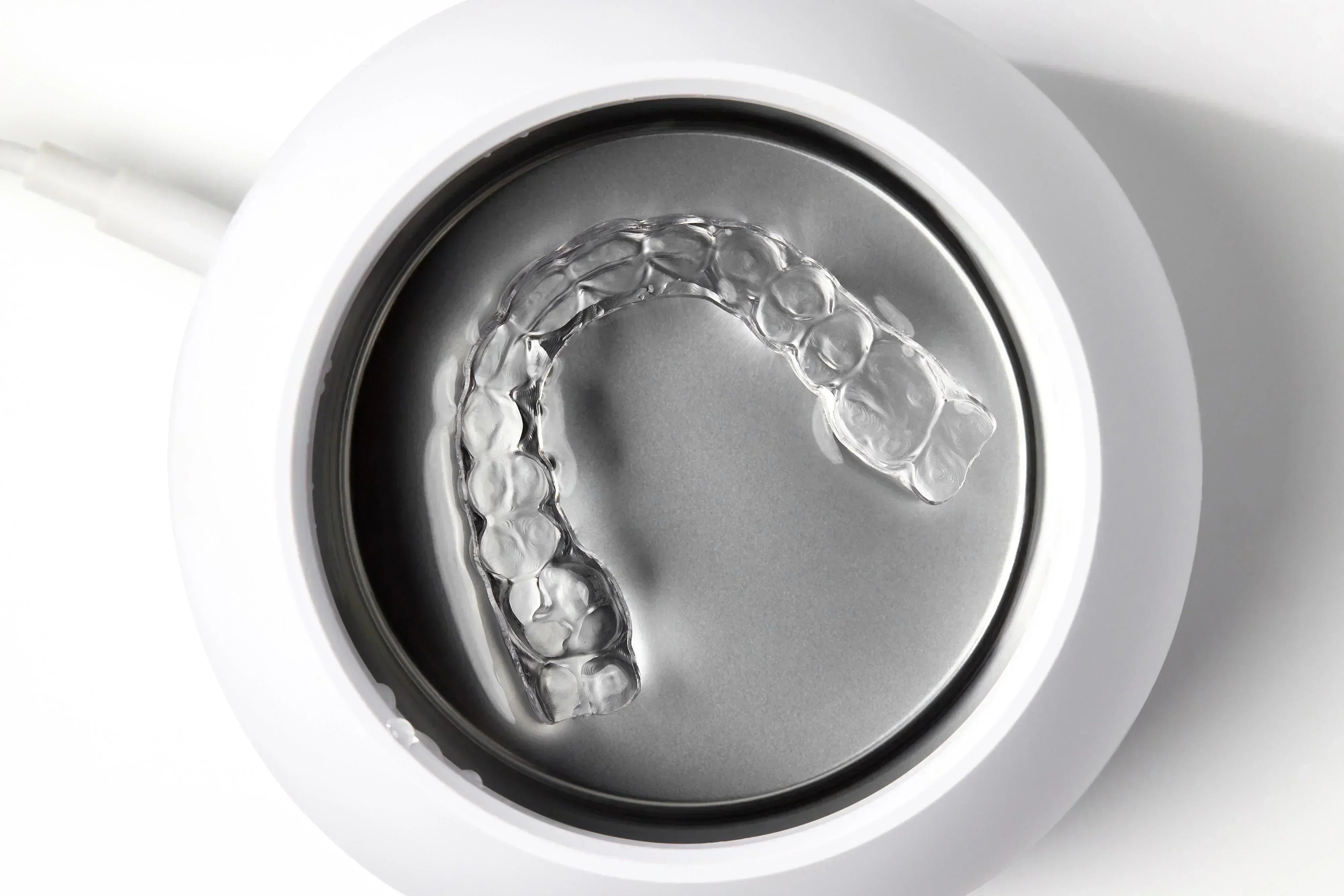 Les dentistes recommandent d’utiliser un nettoyeur à ultrasons pour les aligneurs.