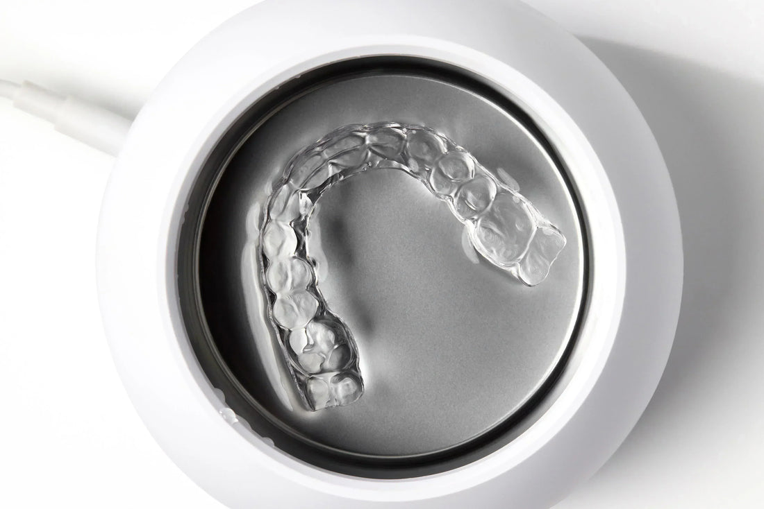 Les dentistes recommandent d’utiliser un nettoyeur à ultrasons pour les aligneurs.